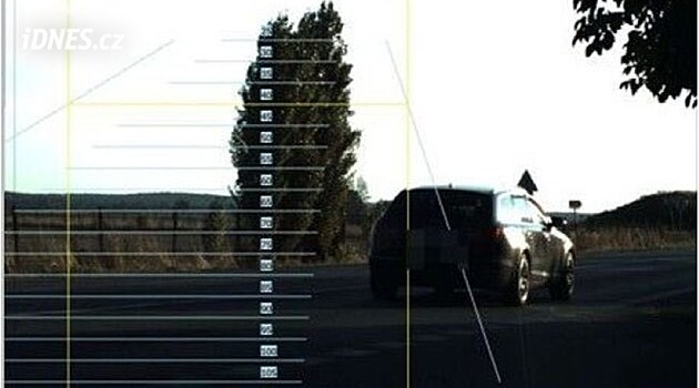 Auto na Královéhradecku se řítilo skoro 200 km/h, za volantem byl čtrnáctiletý chlapec