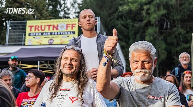 Prezident Petr Pavel navštívil hudební festival TrutnOFF, užil si koncert Jasné páky
