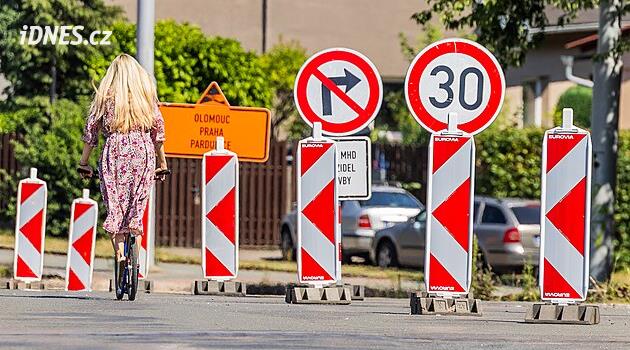 Letní opravy a uzavírky v Hradci štvou řidiče. Neřízený chaos, stěžují si