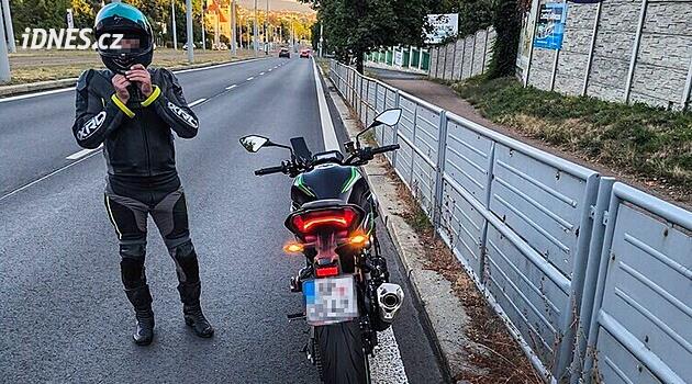 Motorkář pořádně otočil plynem. Ve městě překročil rychlost více než dvojnásobně