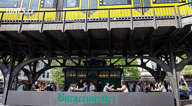 Z veřejných záchodků na Václavák. Burgermeister míří do Prahy