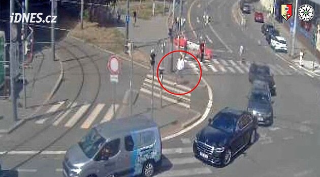 Muž ukradl šperky za 140 tisíc. Naskočil do autobusu, policie si na něj počkala v Brně