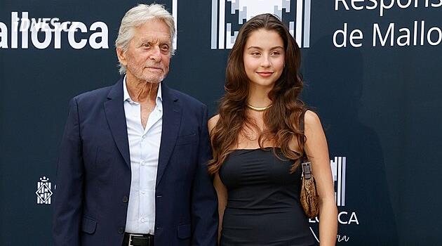Michael Douglas se pochlubil jedinou dcerou. Carys vyrostla do krásy