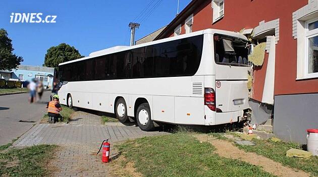 Řidič špatně zabrzdil autobus. Ten se sám rozjel, přejel chodník a narazil do domu