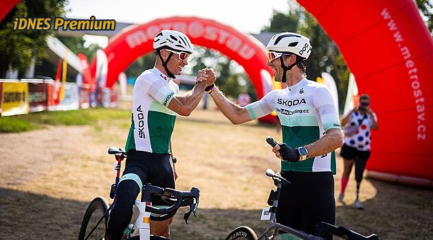 Pekelný stroj, paralympijský šampion i noční golf. Objeli jsme na kole Česko za 75 hodin