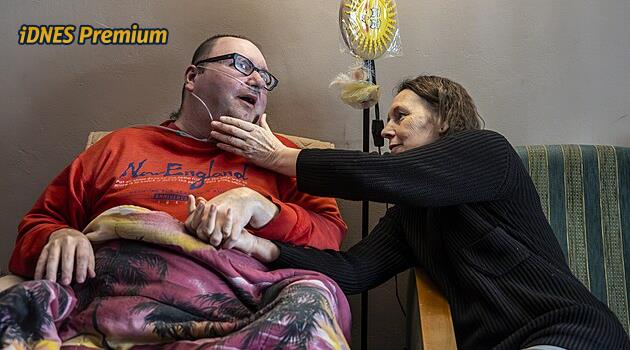 Asistentů je málo, pečovat musí rodina. Marta je sedmdesátnice, přesto se nonstop stará o postiženého syna