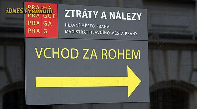 Ztráty a nálezy: Pražané ročně přijdou o tisíce věcí, našla se harpuna, psací stůl i prsní implantát