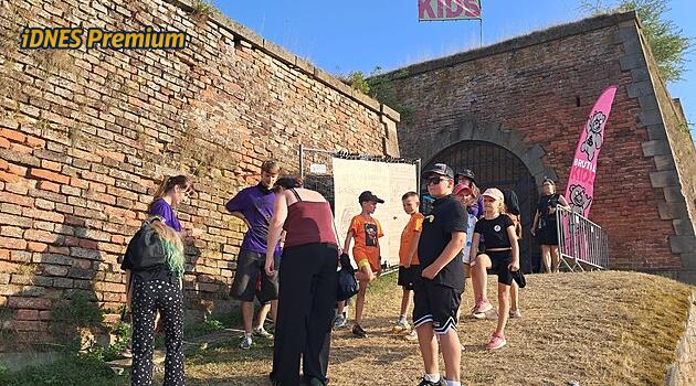 Démon, sliz, hororové masky a „brutální“ balónky. Jak to chodí na metalovém dětském táboře