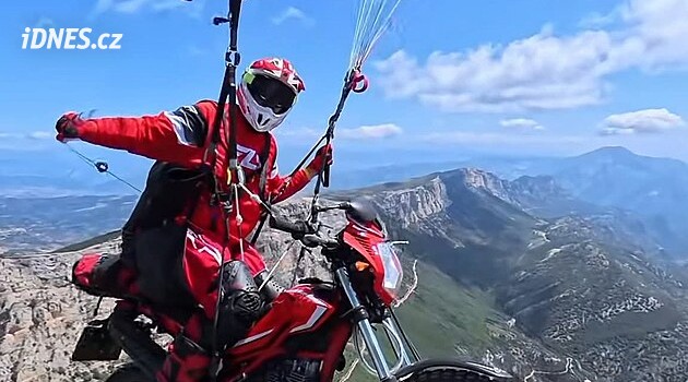Paraglidista létá s motorkou pod padákem. Aby vůbec vzlétl, zhubl 30 kilo