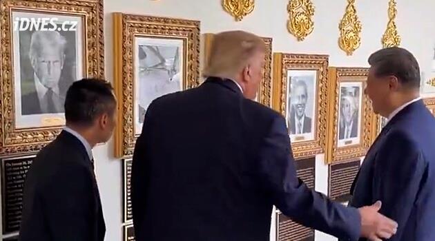 Vzácný Siův smích. Trump ho pobavil „portrétem“ Bidena jako automatického pera