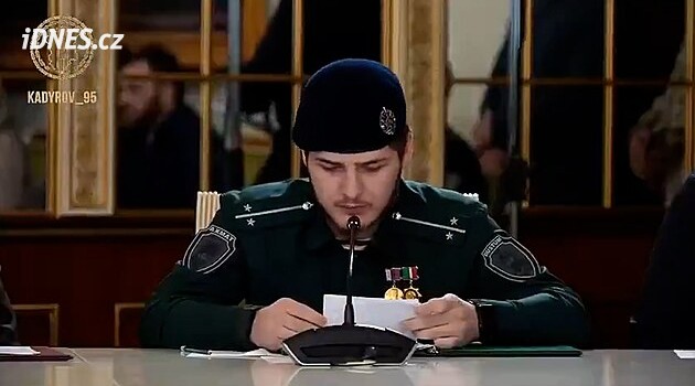 Adam Kadyrov sklidil posměch za čtení, udivil i otce. Přesto už v 18 letech velí jednotce