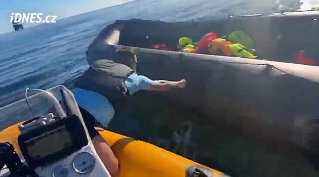 Britský krajně pravicový aktivista Daniel Thomas propíchl člun, na kterém připluli migranti