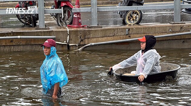 Povodně zaplavily Bangkok, lidé se ulicemi přepravují na člunech