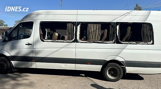 Ruský dron zabil pět lidí v autobuse. Útoky zasáhly osobní vlak i hlavní město Kyjev