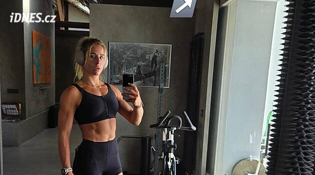 Ester Ledecká se připravuje na sezonu, ukázala fotky z posilovny. Dohlíží na mě Pastrňák, pochlubila se
