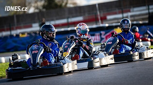 Verstappen si hravě poradil se stovkou jezdců. Českého soupeře na trati šokoval