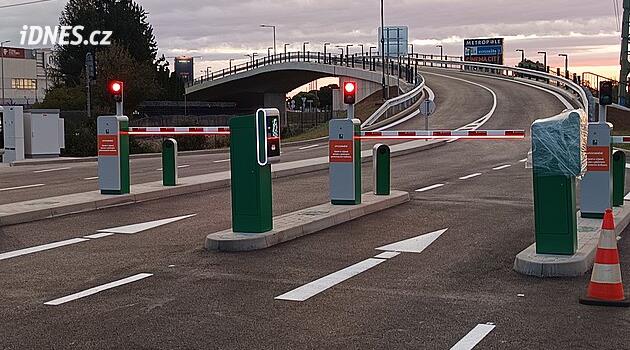 Konec kolon a stání na semaforech u Metropole Zličín. Novinka zkracuje příjezd k obchoďáku