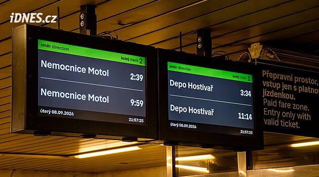 Proč tabule v metru blikají? Napoví vám, zda stihnete aktuální spoj