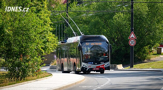 Končí autobusová linka přes Waltrovku, její provoz plně přebírají nové trolejbusy