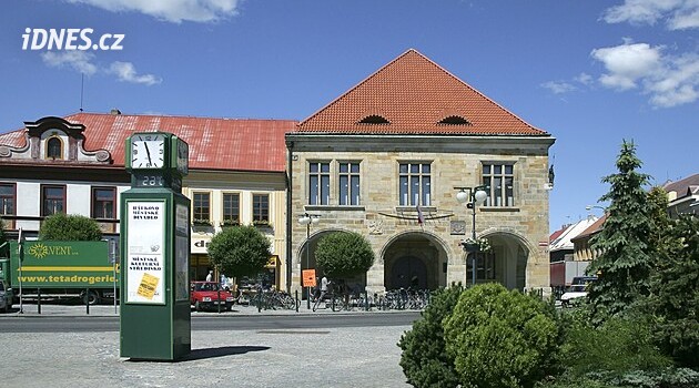 Policisté z NCOZ zasahují na městském úřadě v Nymburce