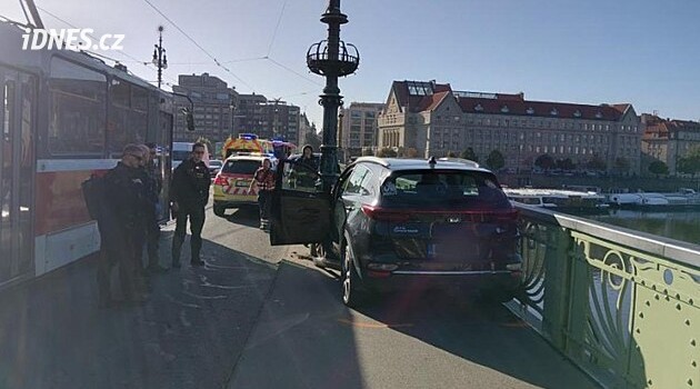 Řidička na Čechově mostě v centru Prahy vjela na chodník, srazila dva chodce