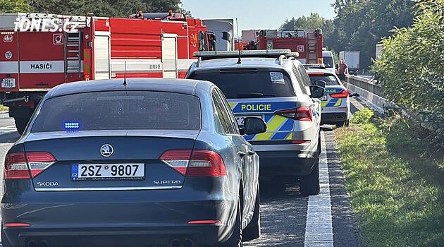 Při nehodě na D11 u Poděbrad zemřel řidič, dálnice byla uzavřená