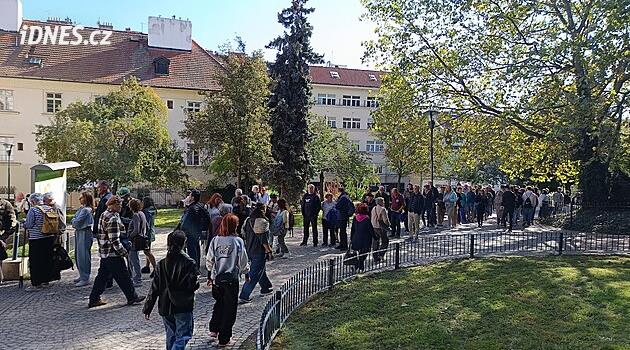 Na petřínskou lanovku se i druhý den stojí fronta. Cedule na zastávce mate hlavně turisty