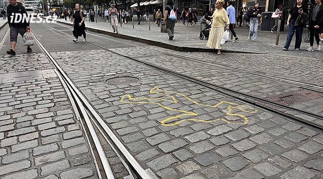 Pomník přejeté dívky šíří osvětu. Žluté siluety na kolejích ukazují přednost tramvají