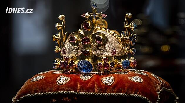 Zase za rok. Korunovační klenoty se vrátily do katedrály, přilákaly desetitisíce lidí