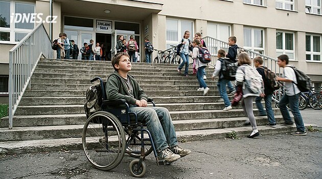 Vysněných oborů se vzdávají kvůli schodišti ve škole. Děti narážejí na bariéry, školy jsou jich plné