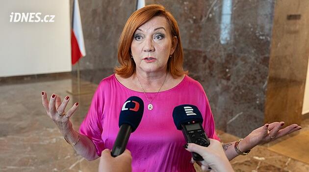 „Konstruktivní, bez emocí.“ Babiš se Schillerovou obhajovali schodek rozpočtu před poslanci SPD
