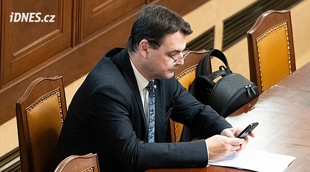 Koalice prosadila zákon, který usnadní výměnu úředníků, omezila i pravomoci prezidenta Pavla