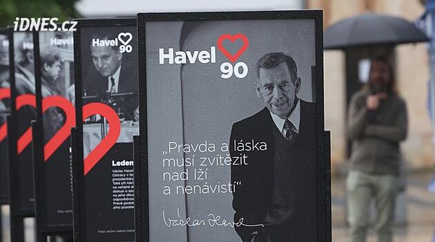 Ostrava si připomíná 90. výročí narození Václava Havla venkovní výstavou na Masarykově náměstí