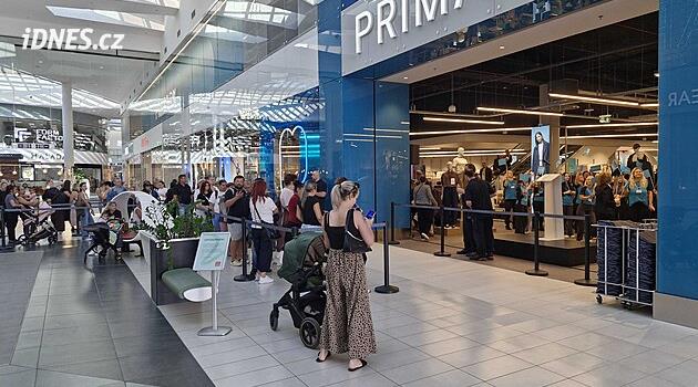 Čekala jsem větší frontu. V Ostravě otevřel čtvrtý Primark, zaměstnanci tančili na DJ