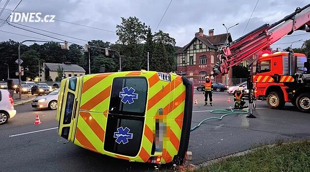 Blikající sanitka se na ostravské křižovatce srazila s osobním autem, převrátila se na bok