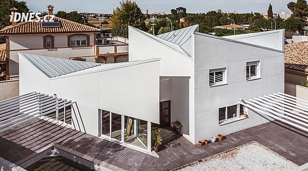 Taková blbost, a přitom šíleně práce. Bydleli byste v domě s podivnými špičkami?
