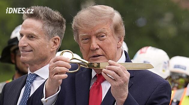 Trump bojoval s obřími zlatými nůžkami a heliportem stvořil zase o něco krásnější svůj svět
