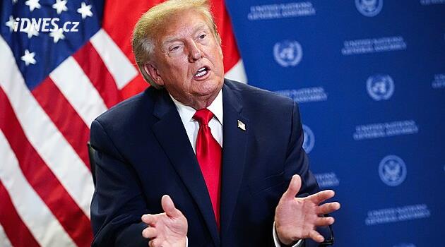 Trump uvedl, že by novináře mohl přesunout z tiskového sálu Bílého domu jinam