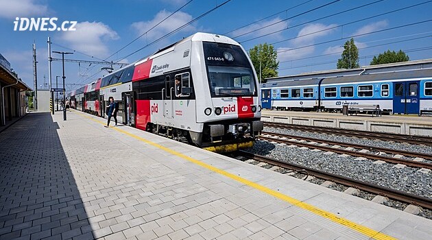 Příměstské vlaky u Prahy jezdí kratší než obvykle, i kvůli instalaci ETCS