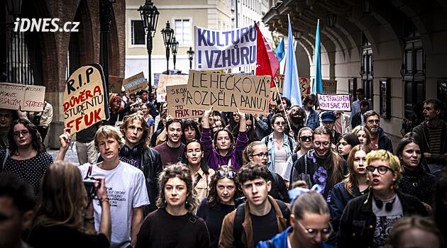 Filozofická fakulta plánuje velké změny, studenti vyrazili na protestní pochod