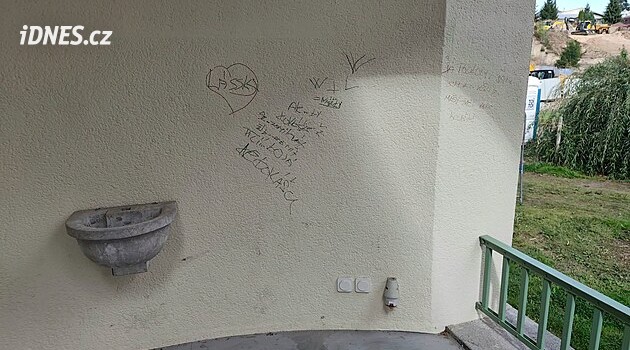 Vandal počmáral fasádu Schubertovy vily v Hrádku, město podá trestní oznámení