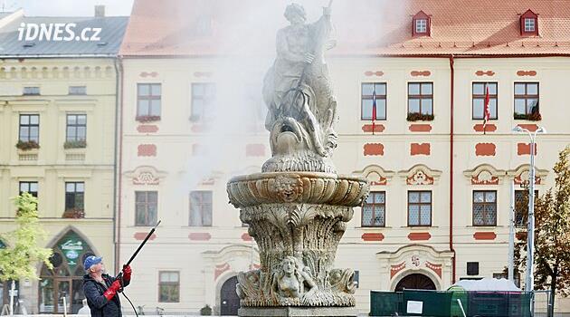 Neptunovu kašnu v Jihlavě před zimou očistili od odpadků a trusu