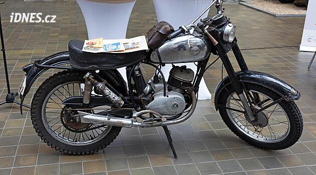 Technické muzeum má motocykl Miloslava Součka ze šestidenní 1956. Zlatou medaili přidal sám
