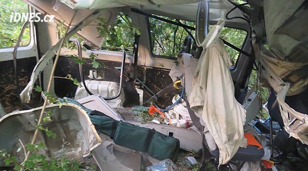 Drsné policejní fotky nehod ukazují, jak končí překračování rychlosti nebo mobil v ruce