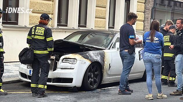 Na Smíchově hořel luxusní rolls-royce. Kriminalisté vyšetřují úmysl
