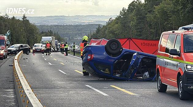 Na D4 narazilo auto do svodidla a skončilo na střeše. Jeden mrtvý, dva zranění