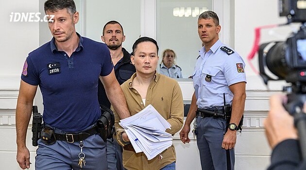 Třináct lidí soudí v Litoměřicích za převážení běženců, mezi obviněnými je bývalý strážník