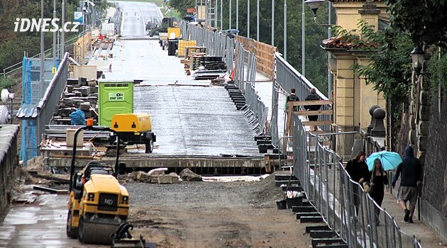 Oprava mostu v Roudnici bude o poznání delší i dražší. Stavaře překvapily třeba chybějící výztuže