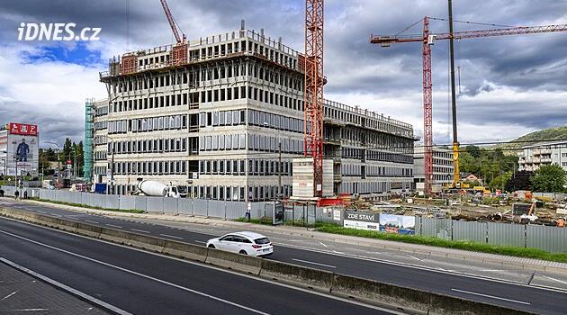 Justiční palác v Ústí nad Labem staví až 180 dělníků denně. Práce zdrželi mamuti