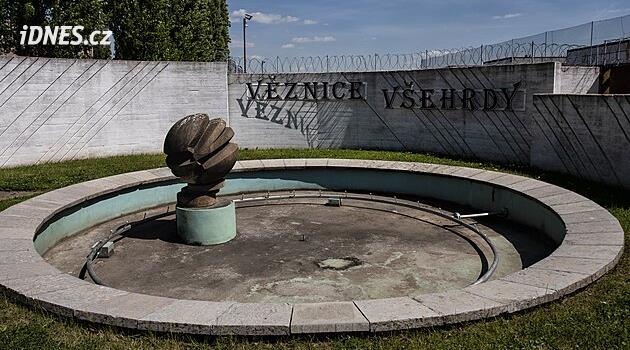 Spolek po 40 letech vypátral autora sochy u věznice ve Všehrdech, setkání u ní mu zakázali